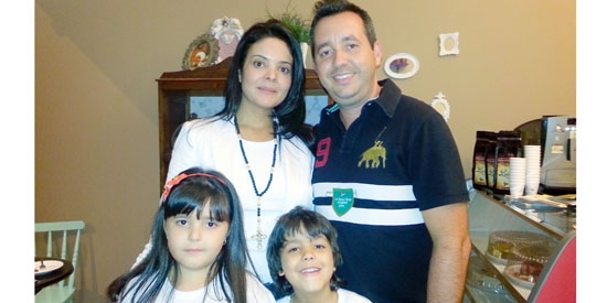 Casal Camila Letro Tozati e Renato Tozati, com os filhos Maria Laura (que comemora hoje seus 8 aninhos com festa no bufê Nickelândia) e Gabriel